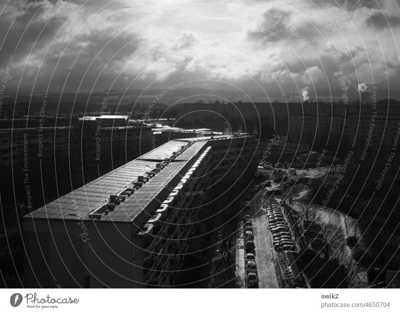Flache Dächer Plattenbau Neubaugebiet Schwarzweißfoto Endzeitstimmung dunkel nass bedrohlich Sonnenlicht Dämmerung Panorama (Aussicht) Tag Wetter Wolken