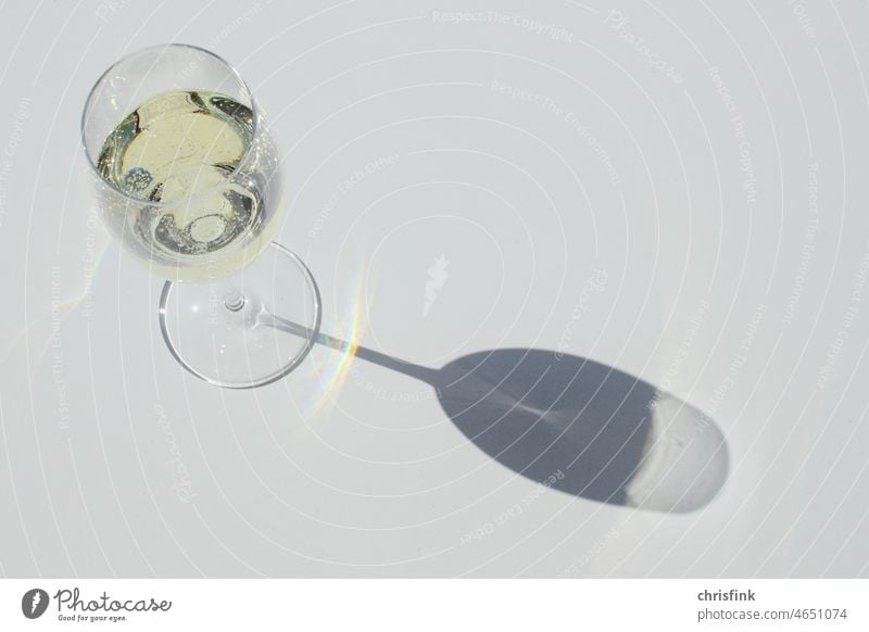 Sektglas auf weißem Tisch mit Schatten sektglas Feste & Feiern Alkohol Glas Party trinken Champagner Getränk Prosecco Erfrischungsgetränk Veranstaltung Wein Bar