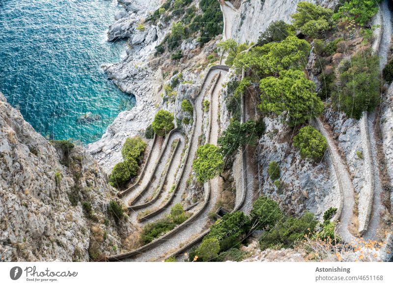hin und her - Via Krupp, Capri Pfad Weg Landschaft hinunter steil Kurven Bogen Italien Meer blau Steine Bäume Natur grün grau Urlaub Küste