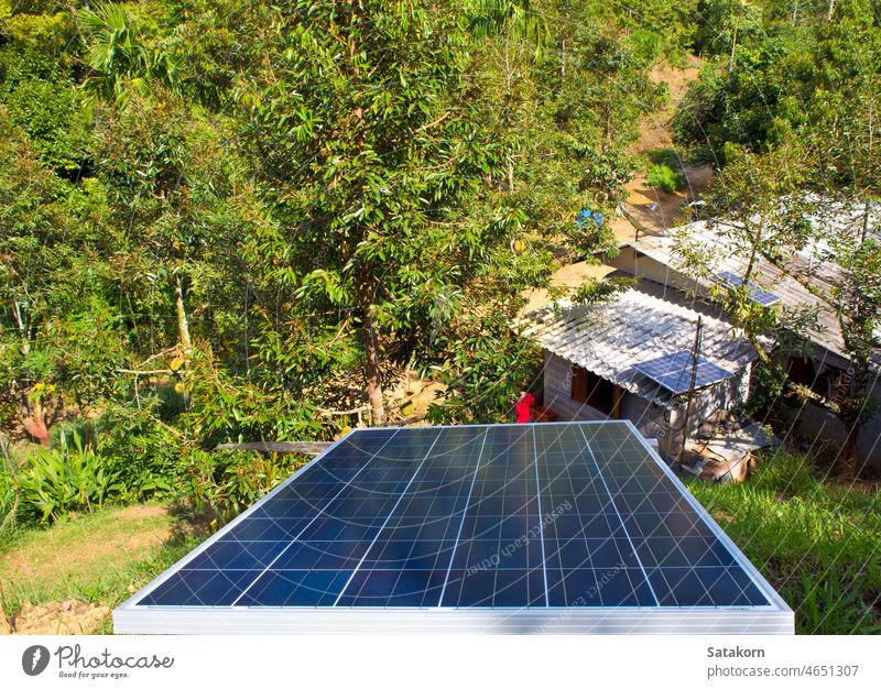 Installation eines kleinen Solarpanels auf einem Hügel solar Panel blau Technik & Technologie Kraft Energie Sonnenlicht umgebungsbedingt Dach Himmel Natur Zelle
