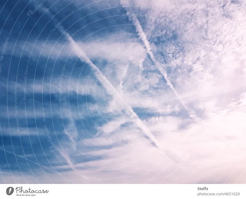 Ruhiger Nachmittag / Die Zeichen am Himmel / lösen sich langsam auf Wolken Himmelszeichen Kondensstreifen Chemtrails Streifen auflösen Auflösung