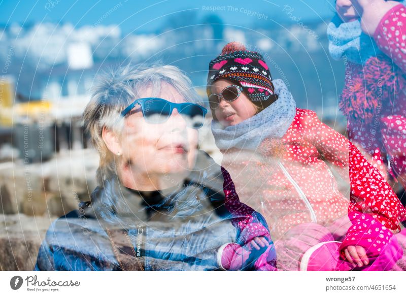 Oma und Enkelin machen gemeinsam Urlaub Gemeinsamer Urlaub Gemeinsamkeit Erholung Ostseeurlaub Doppelbelichtung Winter kalte jahreszeit Ferien & Urlaub & Reisen