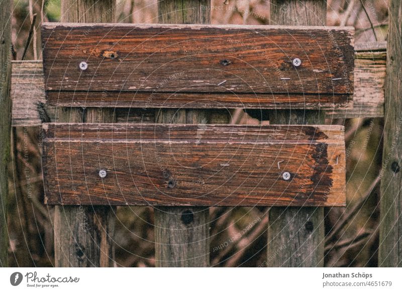 Bretter zu Beschriftung an Holzzaun Textfreiraum Mockup angeschraubt Holzbrett Zaun Nahaufnahme Außenaufnahme Farbfoto Menschenleer Tag braun alt