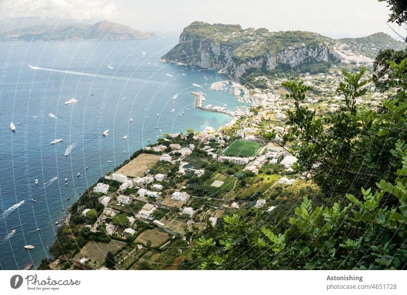 Blick aufs Meer und den Hafen, Capri, Italien Aussicht Wasser Küste Ufer Insel Strand Sommer Himmel Horizont grün blau bunt Laub Blätter Natur Landschaft