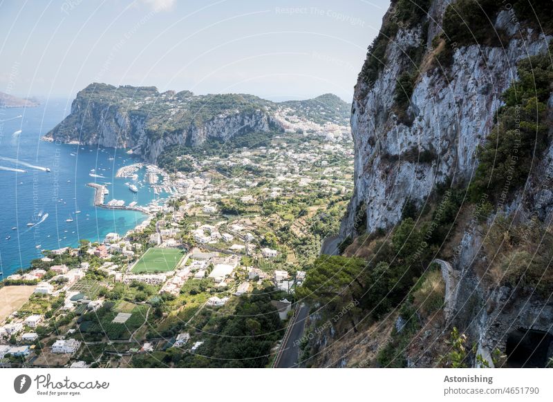 Blick auf Capri und den Hafen, Capri, Italien Meer Aussicht Wasser Berg Küste Ufer Insel Strand Sommer Himmel Horizont grün blau bunt Laub Blätter Natur