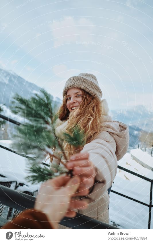 Lächelndes Mädchen mit Weihnachtsbaumzweig schön attraktiv Schnee Winter Porträt Frau kalt Natur weiß Menschen im Freien Berge u. Gebirge Weihnachtszeit jung