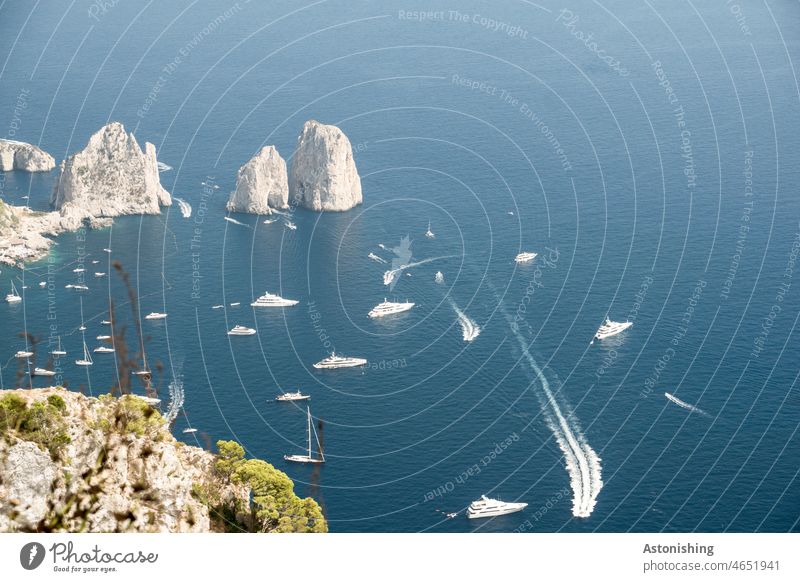 Faraglioni-Felsen, Capri, Italien Meer Boote Wasser unten blau weiß Steine Meeresboden klar durchsichtig Ufer Küste Yacht Landschaft Natur Strand Küstenlinie