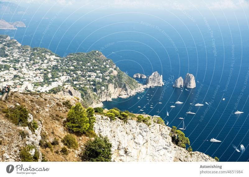 Blick auf die Faraglioni-Felsen, Capri, Italien Meer Boote Wasser unten blau weiß Steine Meeresboden klar durchsichtig Ufer Küste Yacht Landschaft Natur Gebäude