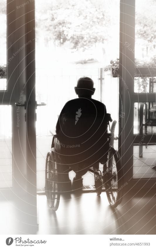 Im Heim Senior Rollstuhl Pflegeheim Seniorenheim zu Hause Balkon Terrasse Mobilität Mann Einsamkeit Lebensabend