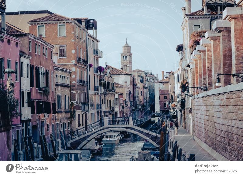 Nebenstraßen in Venedig mit Brücke Blick Zentralperspektive Starke Tiefenschärfe Morgendämmerung Licht Schatten Kontrast Textfreiraum Mitte Textfreiraum unten