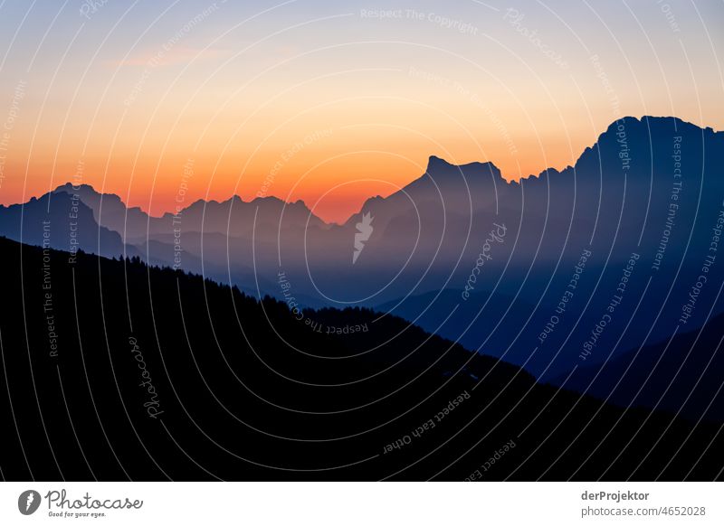 Sonnenaufgang in den Dolomiten mit Blick auf die Berge III Naturerlebnis Tourismus Panorama (Aussicht) Starke Tiefenschärfe Totale Sonnenstrahlen
