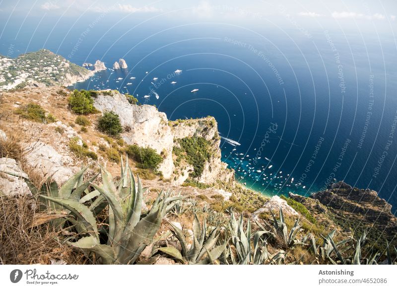 Faraglioni-Felsen in der Ferne, Capri, Italien Meer Boote Wasser unten blau weiß Steine Meeresboden klar durchsichtig Ufer Küste Yacht Landschaft Natur Gebäude