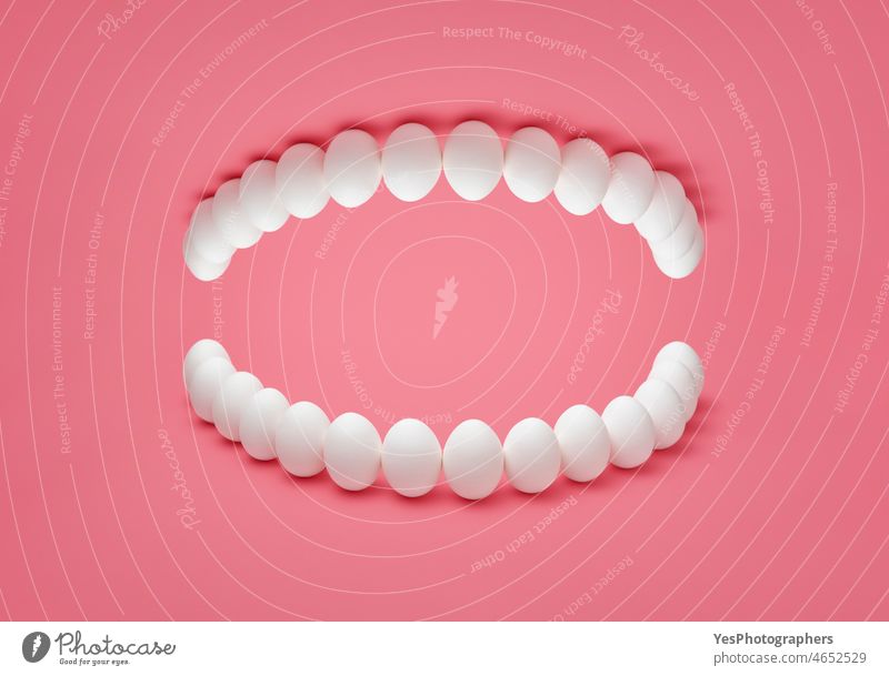Menschliches Gebiss Konzept mit Hühnereiern. Gesunde Zähne Präsentation. abstrakt Anatomie künstlich Hintergrund schön Bleiche Kalzium Pflege Sauberkeit Klinik
