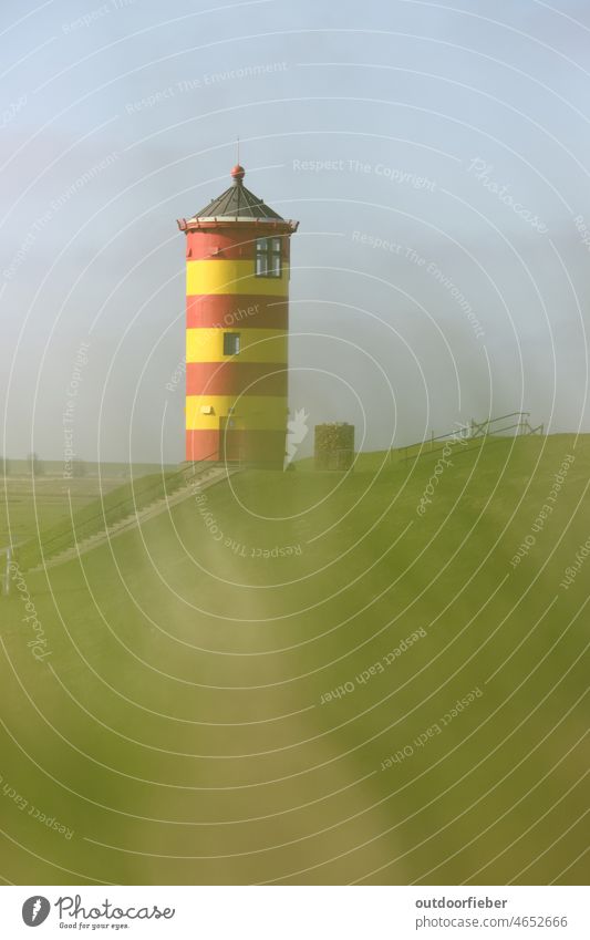 Pilsumer Leuchtturm an einem sonnigen Tag rot gelb grün bunt gemischt Gras Farbfoto Landschaft Menschenleer Nordsee Sehenswürdigkeit Textfreiraum oben