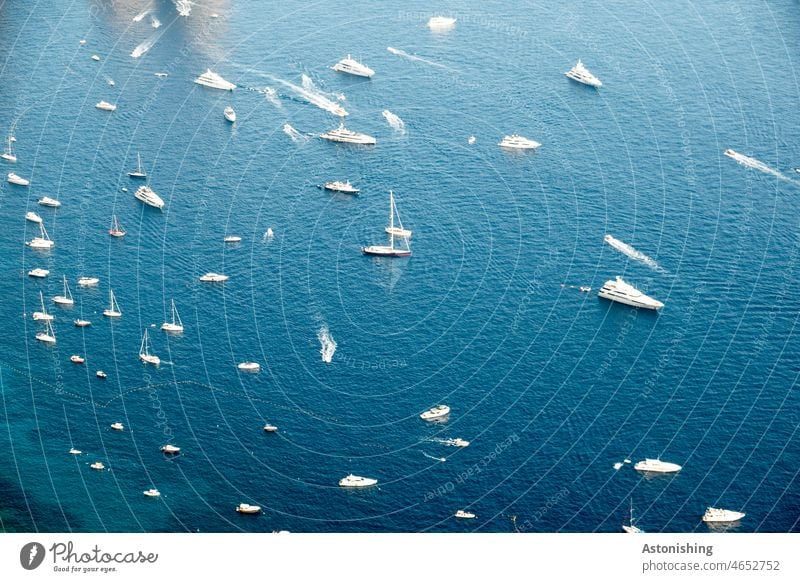 Boote bei Capri Meer Wasser unten blau weiß Steine Meeresboden klar durchsichtig Ufer Küste Yacht Landschaft Natur Strand Küstenlinie Urlaub Bucht MEER