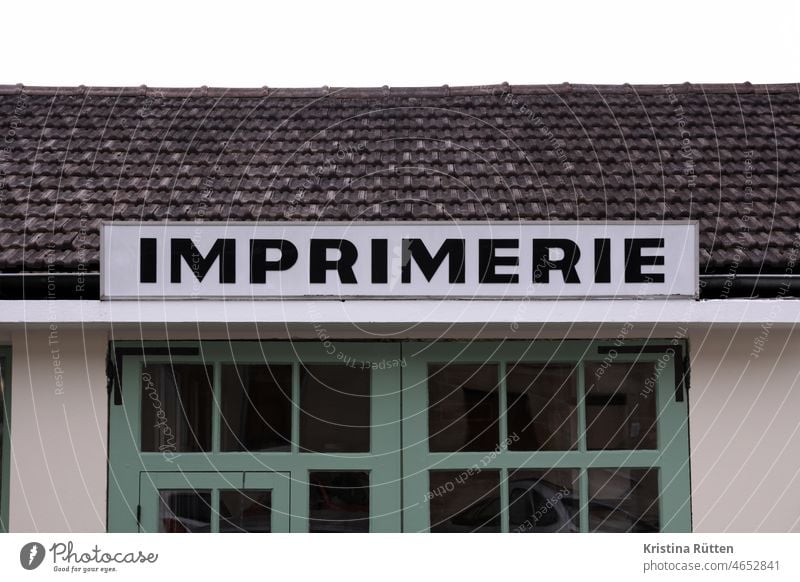 imprimerie druckerei schild schrift typo typografie fassade architektur außen gebäude halle betrieb gewerbe handwerk unternehmen frankreich französisch