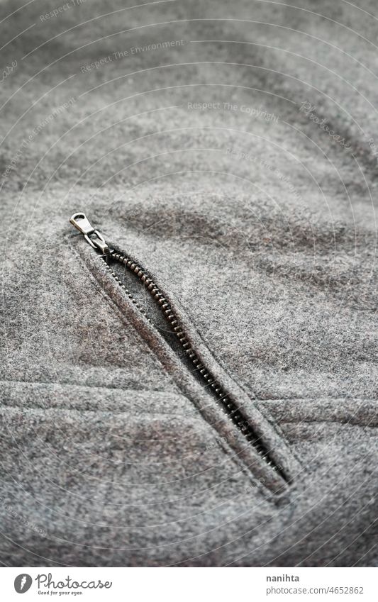 Detail eines klassischen Stoffmantels Mantel Winter trendy Mode Scheitel Detailaufnahme teuer Qualität Kleidung grau Textur abstrakt Textil weich warm retro
