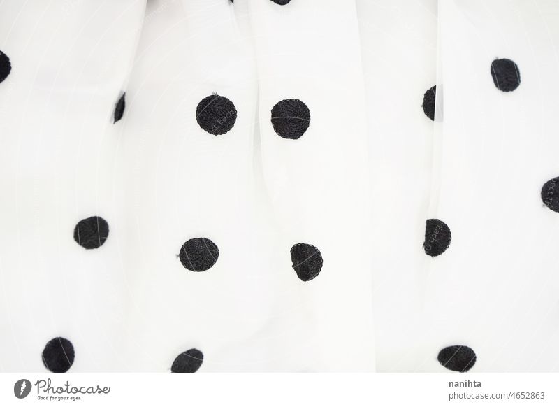 Trendiger Hintergrund aus Textilpolka-Dots Rock elegant Mode Punktmuster weiß schwarz Textur trendy Chiffon cool Ästhetik Kleidung Hochzeit Party Muster weich