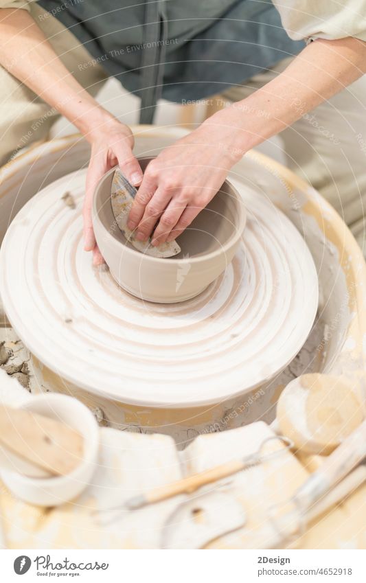 Keramikkünstlerin in Schürze bei der Arbeit in einer Töpferwerkstatt Hobby Ton Handwerk Töpferwaren Werkstatt Kunst Schalen & Schüsseln Kreativität Herstellung