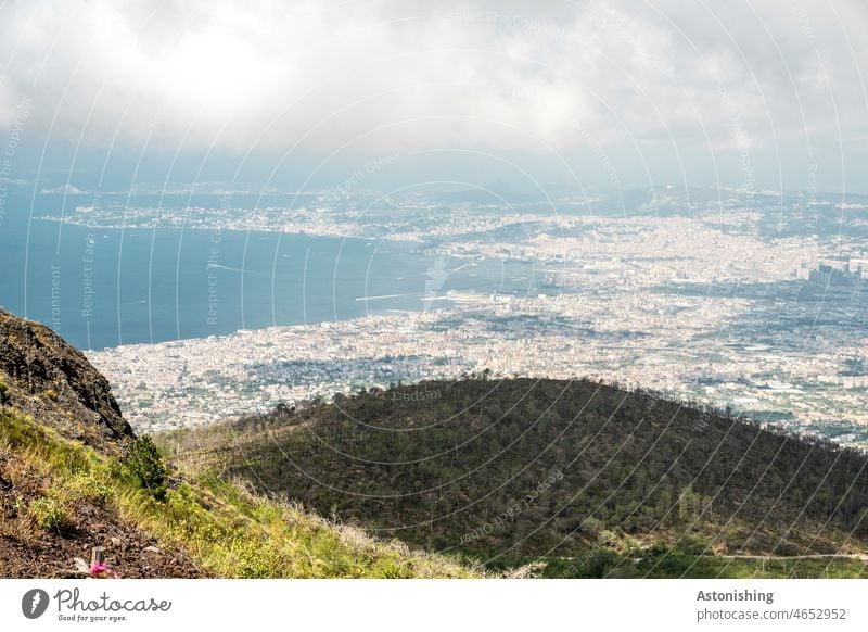 Blick vom Vesuv nach Neapel Vulkan Landschaft Stadt Aussicht Natur Himmel steil grün Golf von Neapel Licht Schatten Meer Ozean Ufer Weite unten hoch Italien