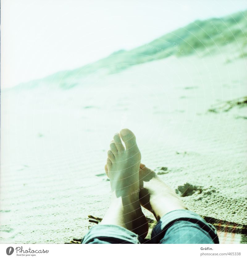 Strandtag Fuß 1 Mensch Sand Sonnenlicht Küste Erholung liegen blau grün Gelassenheit ruhig Einsamkeit Freizeit & Hobby Idylle träumen Ferien & Urlaub & Reisen