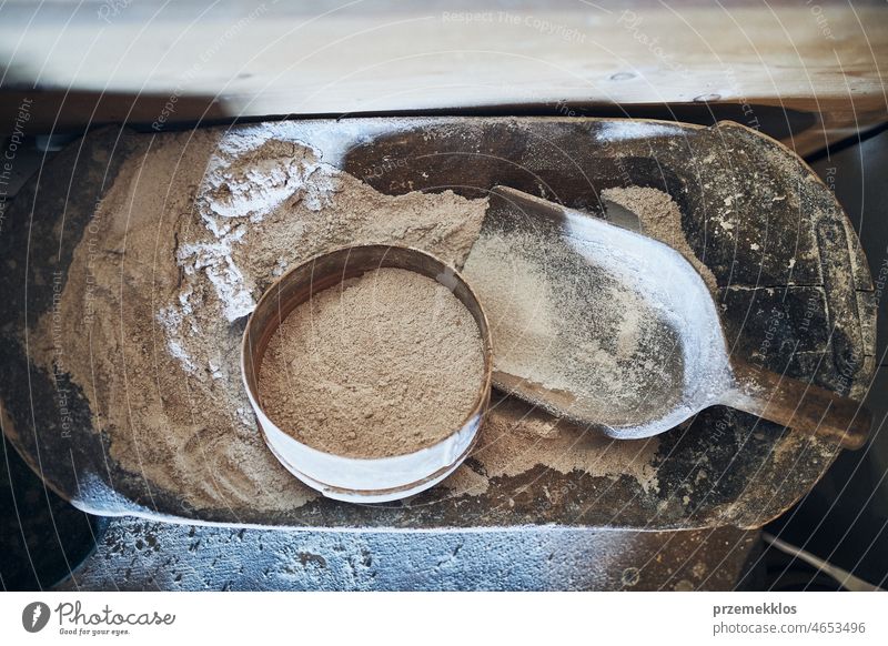 Mehl sichten. Mehl schrauben. Mehl in einer Holzschüssel. Alte rustikale Küchenutensilien Weizen boult organisch ländlich alt Sieb Antiquität Lebensmittel