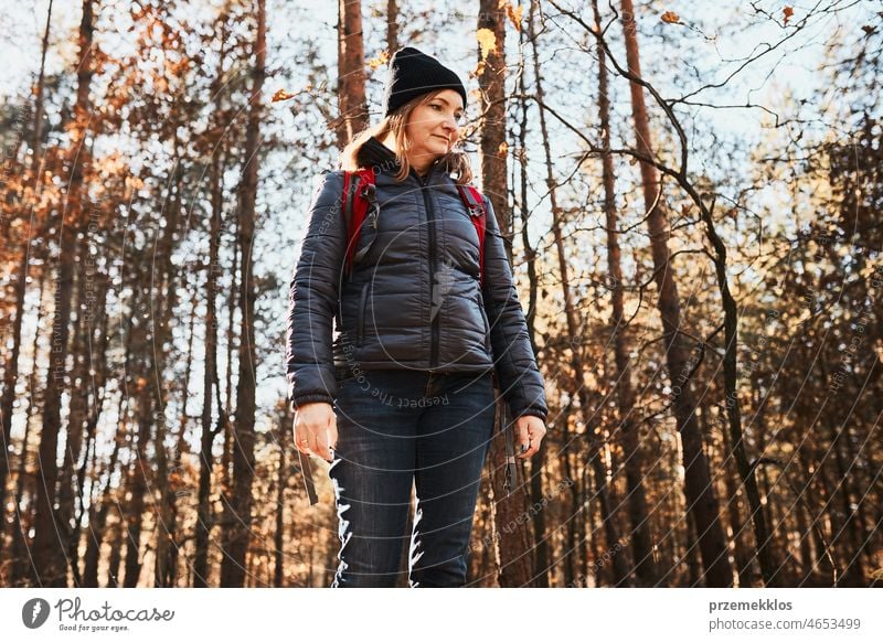 Frau genießt Wanderung an sonnigem Urlaubstag. Frau mit Rucksack zu Fuß durch Waldweg Ausflug wandern Abenteuer reisen Sommer Reise laufen Fernweh Wanderer