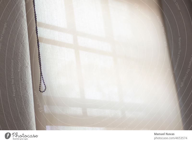 Fenster mit weißem Vorhang und Kette, beleuchtet mit weichem Licht, Hintergrund und Textur. Gardine Strukturen & Formen Tageslicht Innenaufnahme Tapete Muster