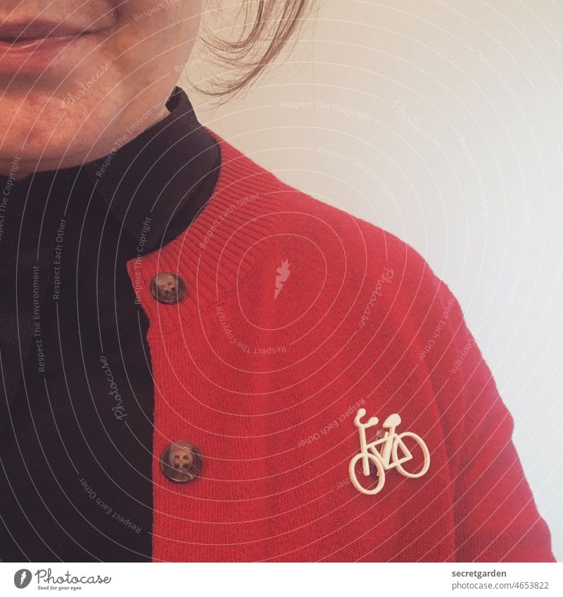 Fahrrad-Nerd frontal Frau pink Brosche Anstecker Strickjacke modisch Mode Gesicht Mund Lächeln selfie Porträt Mensch schön Erwachsene Glück Bekleidung feminin