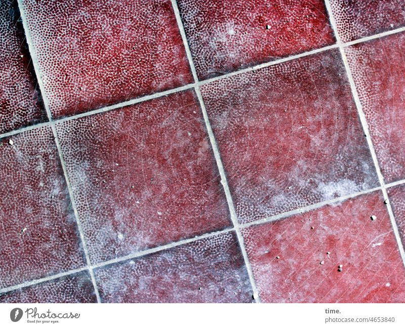 Lost Land Love | ausgelaugt bodenfliesen rot fußboden trittfläche textur quadrate fuge verlegt Putzreste Mörtelreste ausgeblichen