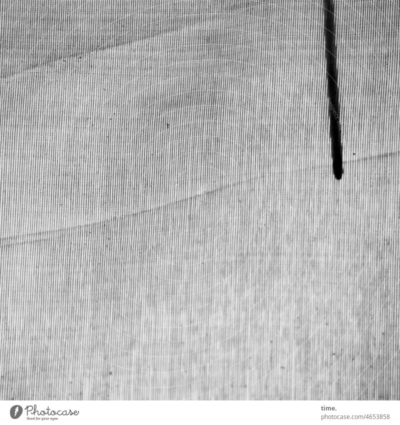 blickdicht mit Falten und Schatten stoff textil vorhang falte schatten grau schutz sicherheit rätsel geheimnis gewebt stoffbahn textur struktur dreckig trashig