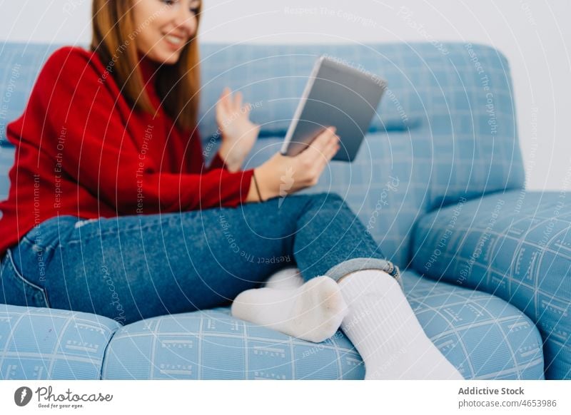 Crop-Frau mit Tablet zu Hause Tablette benutzend Browsen ruhen Wochenende online Internet Videoanruf Surfen Kälte Liege Sofa Freizeit Anschluss