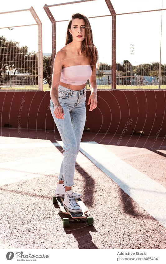 Junge Frau fährt Longboard im Park Skater Skateplatz Hobby Aktivität Großstadt urban Straße Sommer Mitfahrgelegenheit schlank Fokus Energie tausendjährig jung