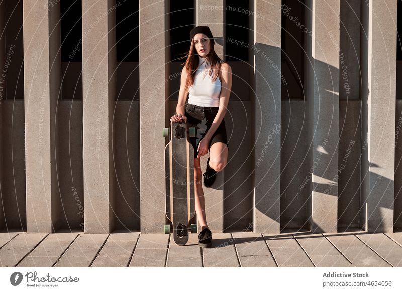 Junge Frau mit Longboard Outfit Vorschein Großstadt urban Stil Skater Wochenende Straße Sommer jung Mode Hut Park schwarz weiß Skateboard Freizeit Streifen
