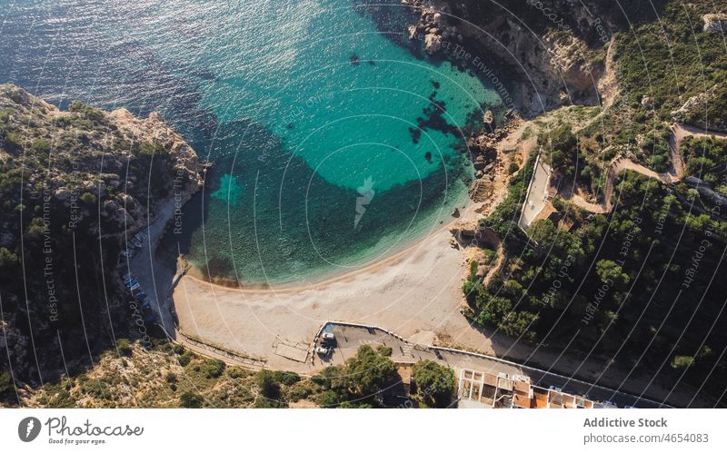 Malerischer Blick auf türkisfarbenes Meerwasser in einer Bucht mit grünen Klippen Natur Lagune Resort Meereslandschaft MEER Küste malerisch Landschaft idyllisch