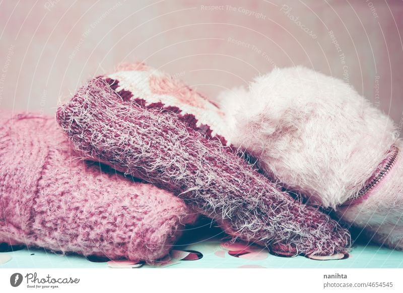 Schöne Wollpullover in Rosatönen Wolle Textur rosa stricken Textil Handwerk Mode Kleidung Bekleidung weich retro altehrwürdig Pullover Frau Mädchen Weiblichkeit