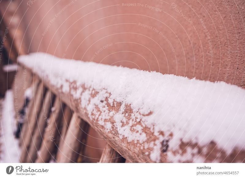 Abstrakter Hintergrund eines verschneiten Zauns Schnee Winter Saison kalt frieren gefroren Bokeh Tiefenschärfe Detailaufnahme Makro Textur abstrakt im Freien
