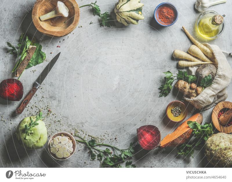 Lebensmittel Hintergrund Rahmen mit verschiedenen gesunden Gemüse, Kräuter und Gewürze Lebensmittelhintergrund Gesundheit Küchenkräuter Utensilien grau Beton