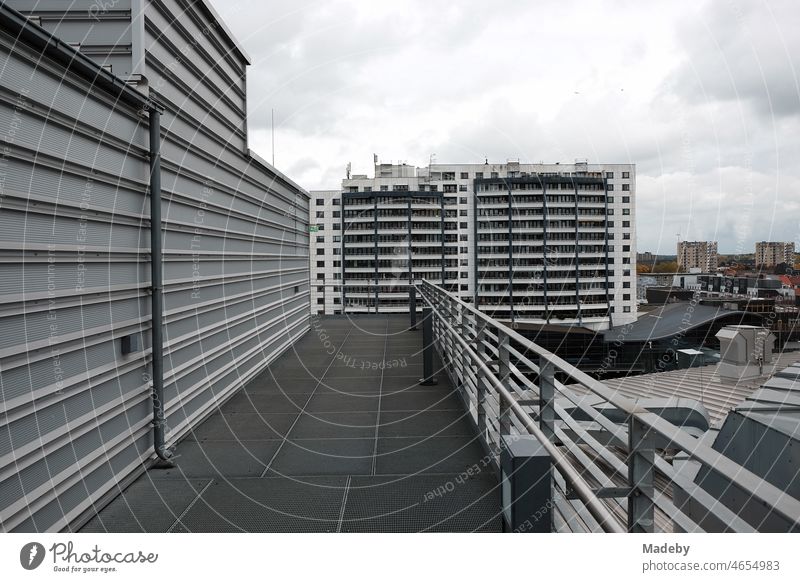 Moderne Architektur mit Regenwolken an einem Regentag im Stadtteil Havenwelten in Bremerhaven an der Weser in der Hansestadt Bremen weser Klimahaus Hochhaus
