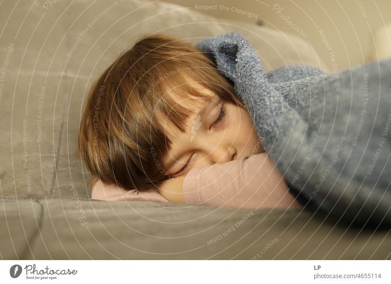 das Gesicht eines schönen Kindes mit geschlossenen Augen, das schläft Stress Zukunftsangst verzweifelt unglücklich Stimmung Helfer hilflos Körperhaltung