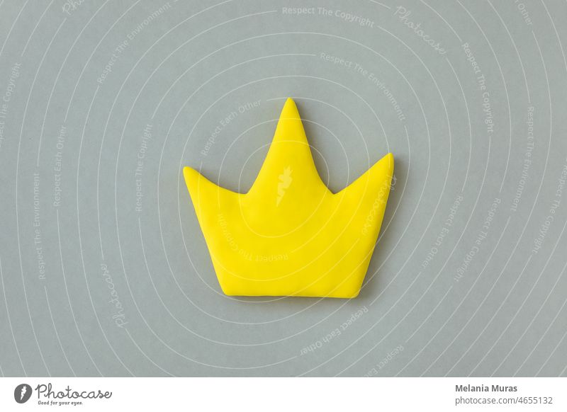 Einfache 3d gelbe Krone Symbol auf grauem Hintergrund. Konzept der Sieg und Erfolg, Top-Rang Qualität Status. abstrakt Adel Auszeichnung beste Business Feier