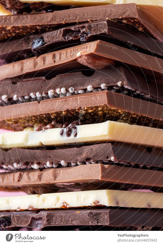 Schokoladentafeln in einem Stapel, Nahaufnahme. Verschiedene Sorten belgischer Schokolade. Überfluss sortiert Sortiment Hintergrund Bars Belgier schwarz braun