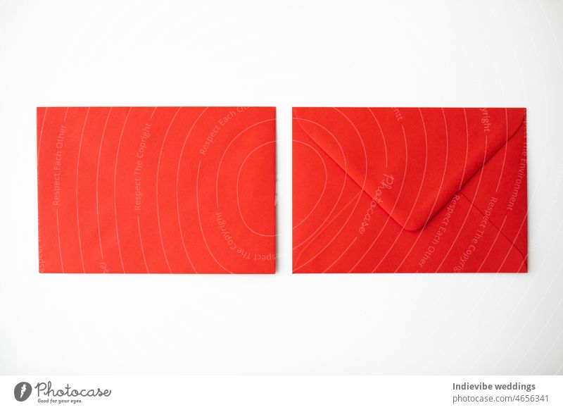 Zwei rote Papierumschläge auf weißem Hintergrund. Kopierraum. Isolierte Objekte, flach gelegt. Kuvert Brief Post Beitrag blanko Nachricht Mitteilung offen