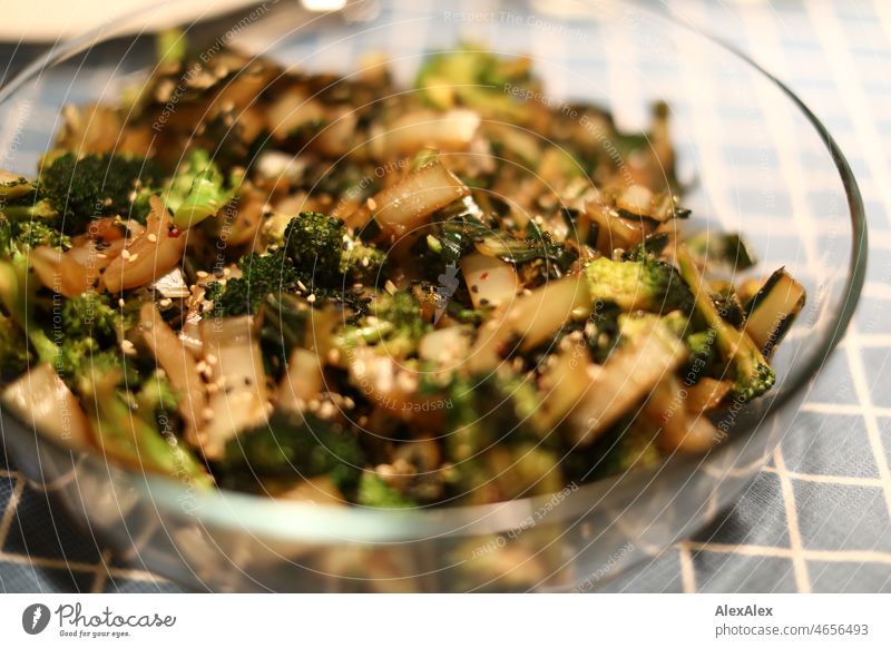 Nahaufnahme einer Glasschale mit angebratenem Gemüse / Gemüsepfanne Muster Gebratenes Bratgemüse Pfannengemüse Zwiebeln Brokkoli gesund fettig lecker würzig