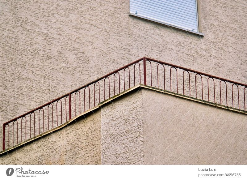 Ein leerer Balkon und darüber ein geschlossener Rollladen, dazu ein Geländer, das keinen mehr schützt Architektur Haus Fenster Gebäude Fassade Außenaufnahme