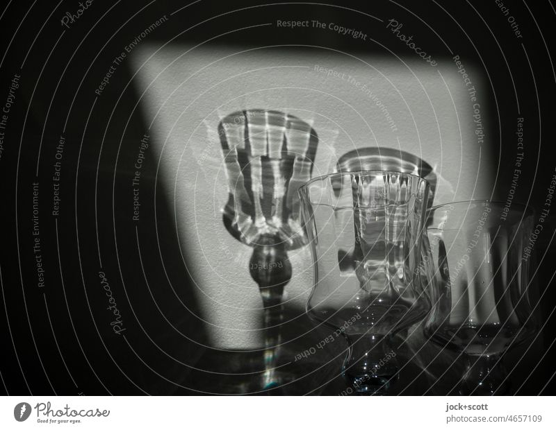 glänzende Reflexion von Gläsern im Schrank Weinglas Glas Reflexion & Spiegelung durchsichtig Design Strukturen & Formen Sauberkeit Sinnestäuschung Schatten