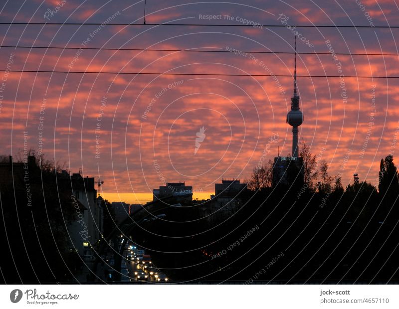 Am Abend leuchtet der Himmel über der großen Stadt Berliner Fernsehturm Wahrzeichen Hauptstadt Wolken Oberleitung Silhouette Prenzlauer Berg Großstadt