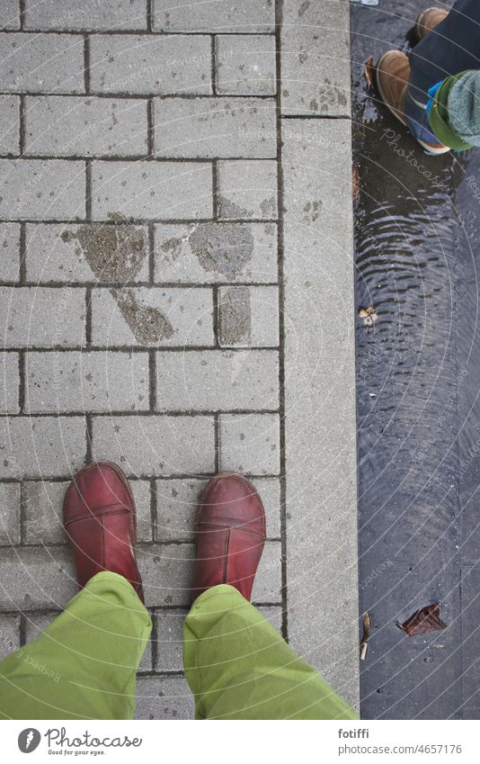 Rot beschuhte, grün behoste Frauenbeine stehen aus der Vogelperspektive betrachtet auf Pflastersteinen | Rotfußgrünhos Schuhe Außenaufnahme Straße Fuß