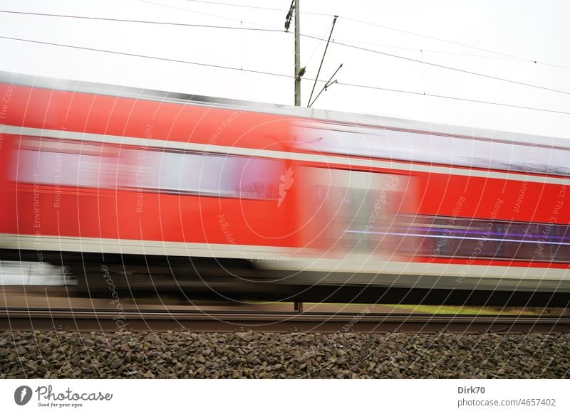 Regionalexpress in schneller Fahrt Bahn Bahnfahren Eisenbahn Eisenbahnwaggon Waggon Geschwindigkeit Dynamisch Bewegungsunschärfe bewegungsunscharf