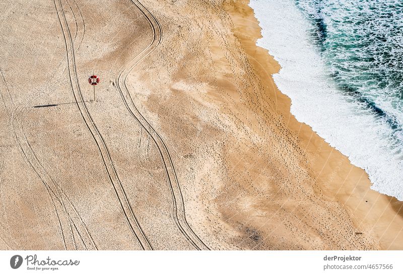 Spuren im Strand mit Meer in Nazaré in Portugal I Natur Umwelt verlassener Ort Küste Gefühle Einsamkeit grau trist Gedeckte Farben Zentralperspektive